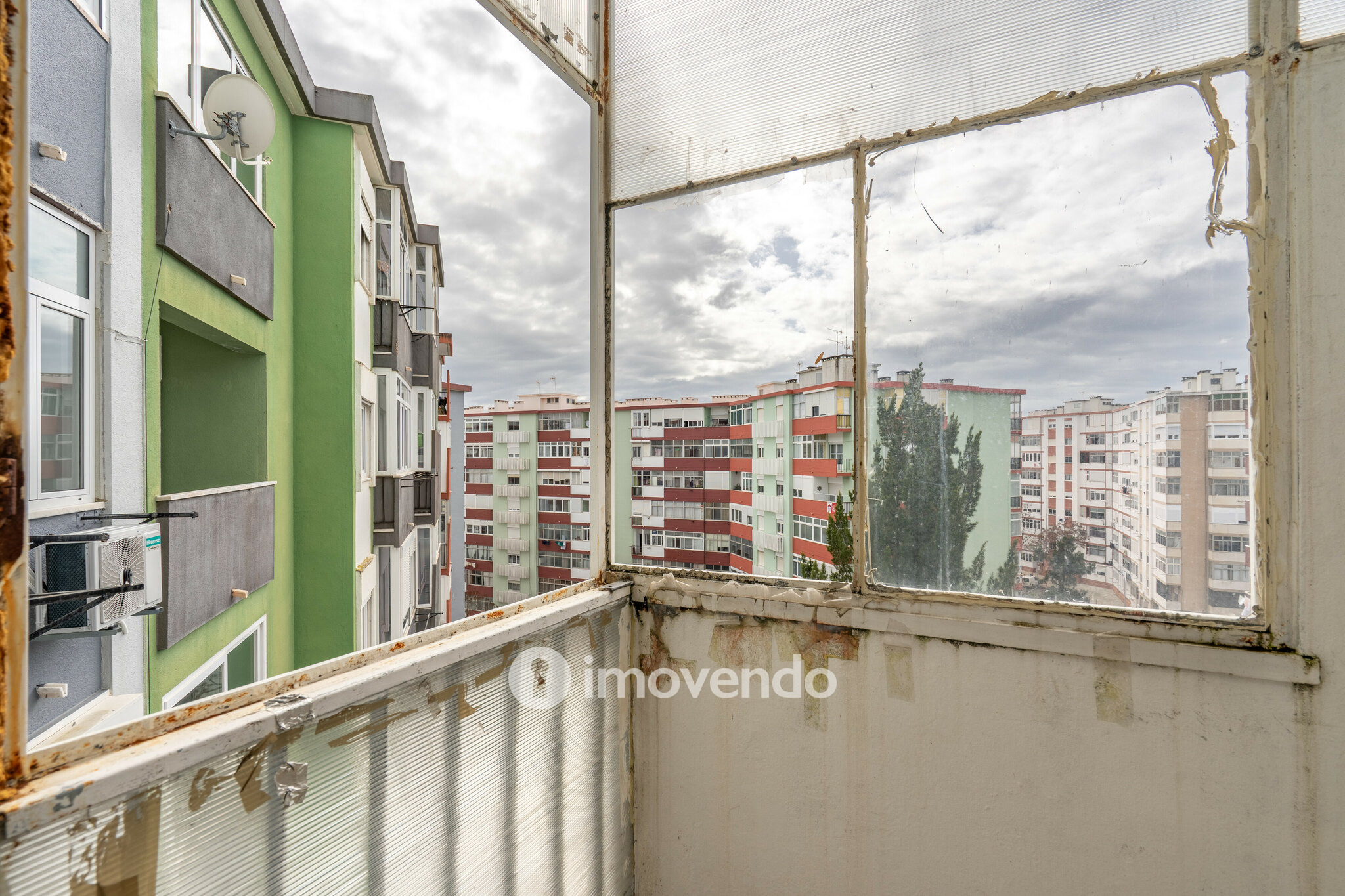 Apartamento T1 para renovação, junto da Praia de Paço de Arcos