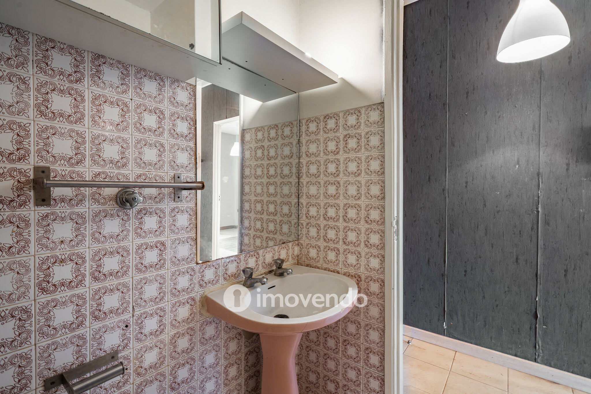 Apartamento T1 para renovação, junto da Praia de Paço de Arcos