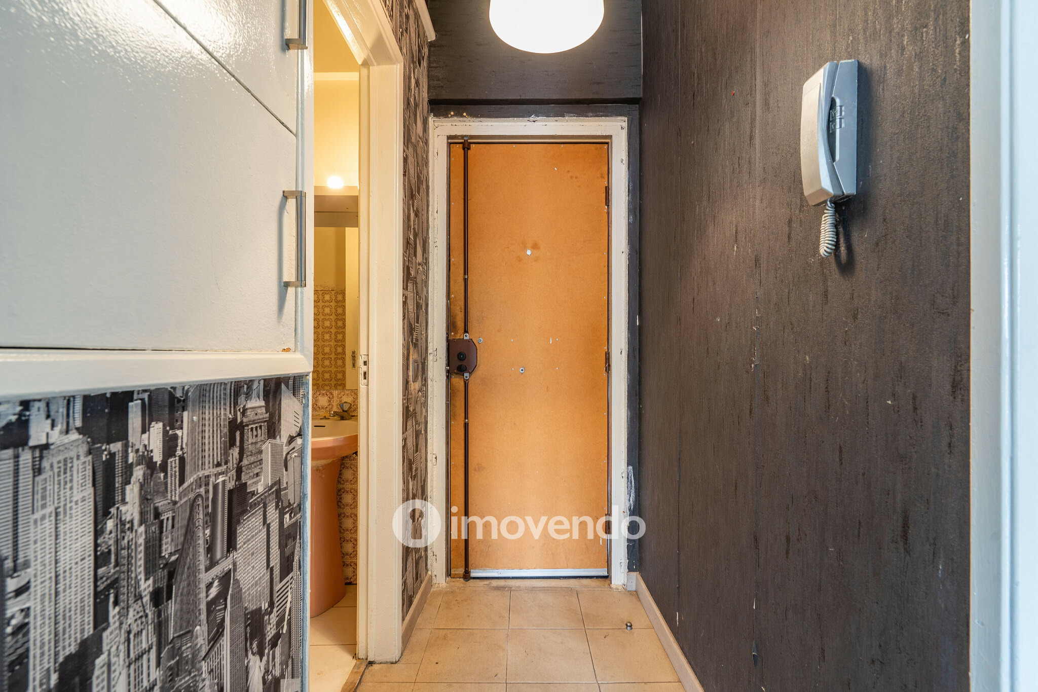 Apartamento T1 para renovação, junto da Praia de Paço de Arcos