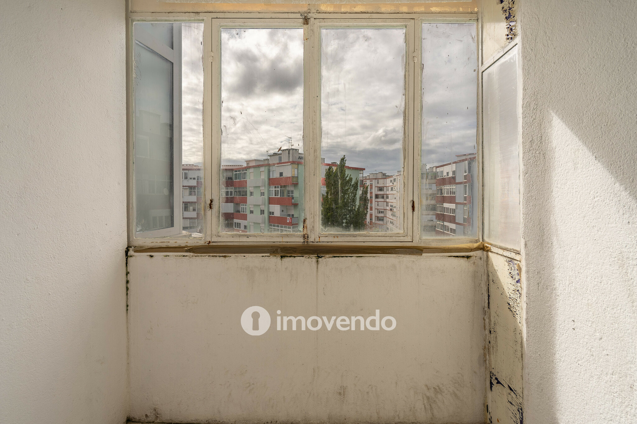 Apartamento T1 para renovação, junto da Praia de Paço de Arcos