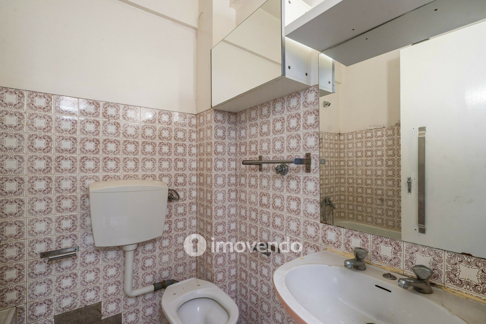 Apartamento T1 para renovação, junto da Praia de Paço de Arcos