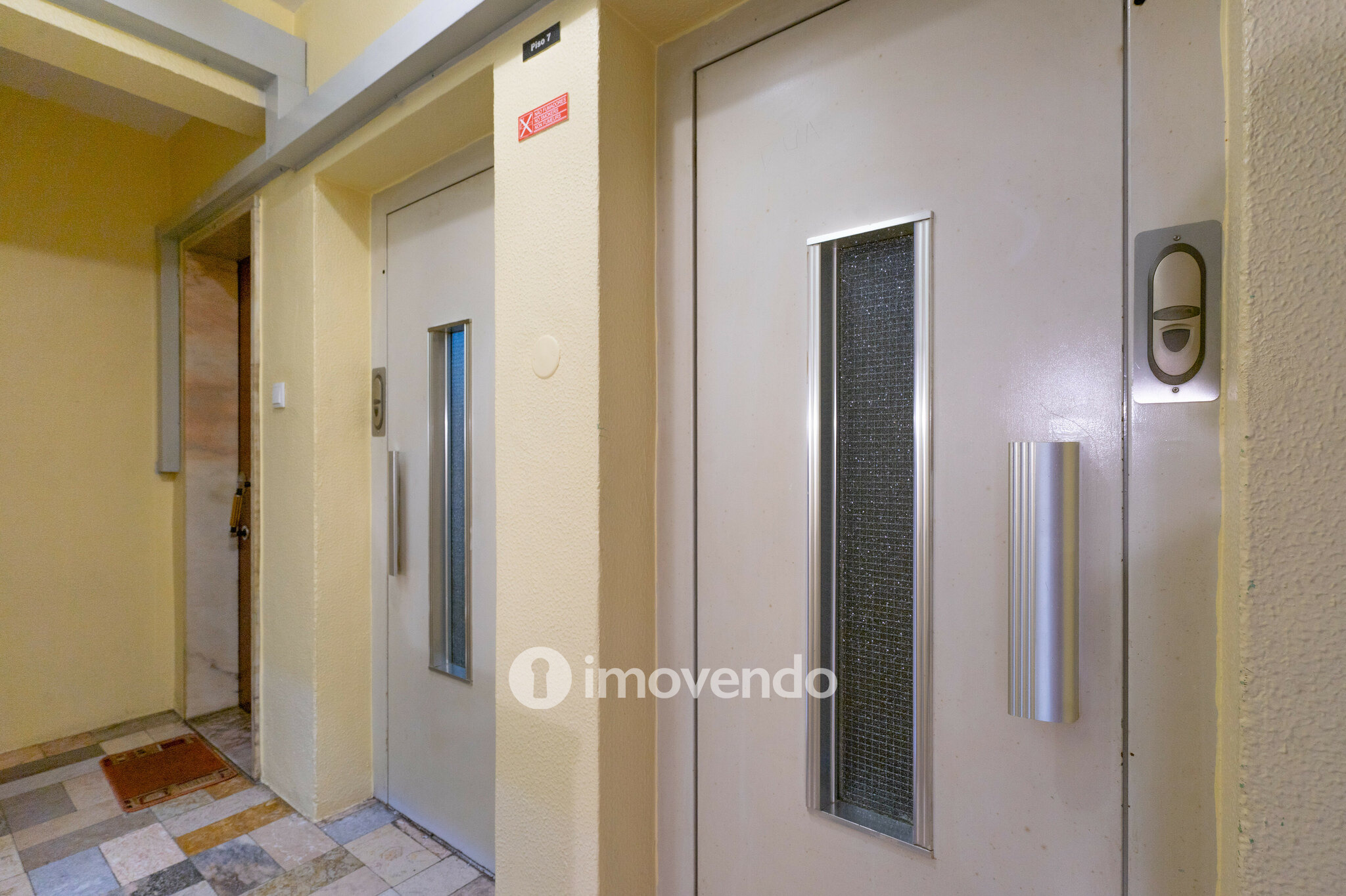 Apartamento T1 para renovação, junto da Praia de Paço de Arcos