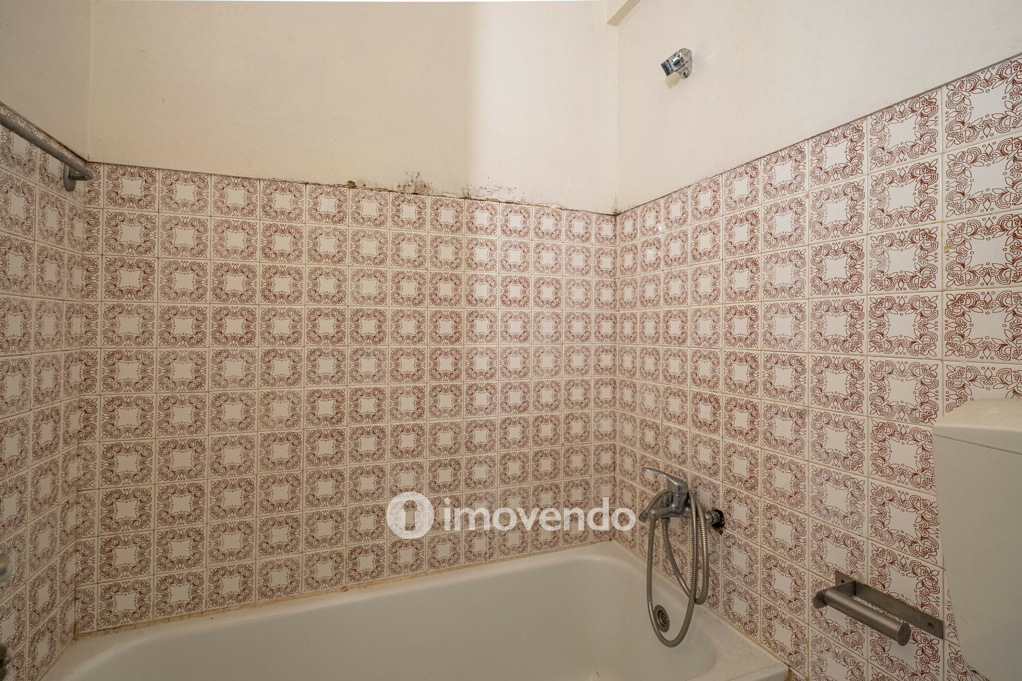 Apartamento T1 para renovação, junto da Praia de Paço de Arcos