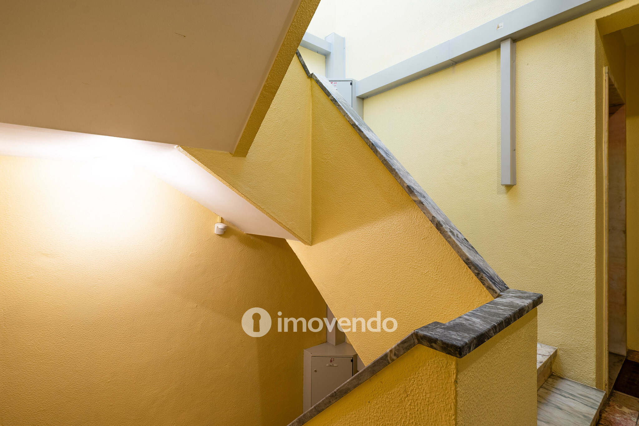 Apartamento T1 para renovação, junto da Praia de Paço de Arcos