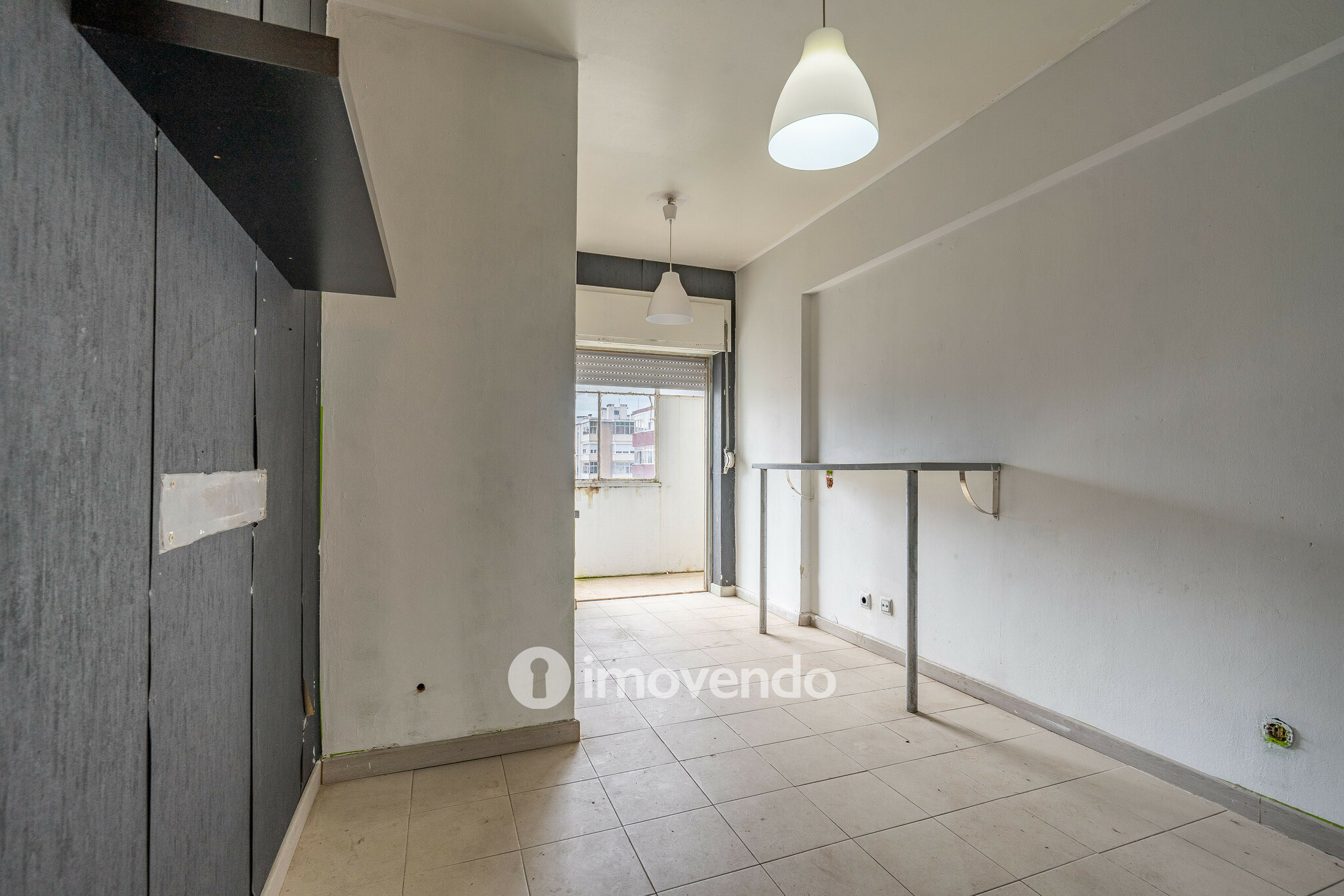 Apartamento T1 para renovação, junto da Praia de Paço de Arcos
