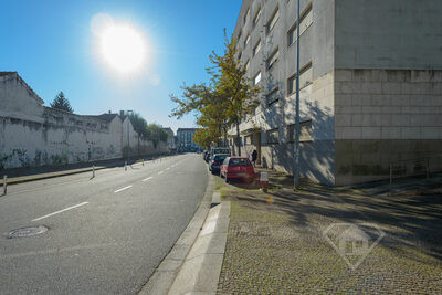 Apartamento T4, com lugares de estacionamento e áreas amplas, no Porto