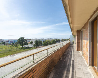 Apartamento T2 com estacionamento e vista mar, em São Félix da Marinha