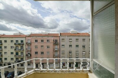 Apartamento T2 com varanda,  próximo da Fonte Luminosa da Alameda