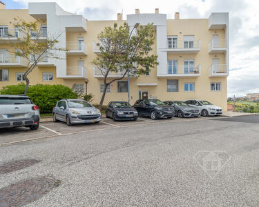 Apartamento T2 com áreas amplas, garagem e arrecadação, em Porto Salvo