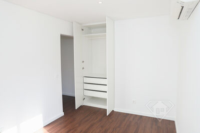 Apartamento T3, remodelado e com cozinha equipada, em Paço de Arcos