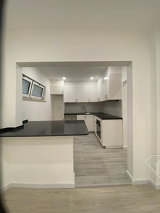 Apartamento T1 remodelado e pronto a habitar, na Torre da Marinha