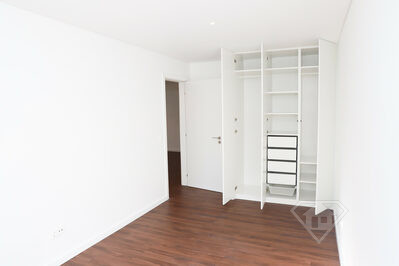Apartamento T3, remodelado e com cozinha equipada, em Paço de Arcos