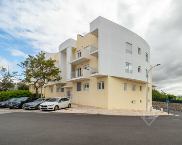 Apartamento T2 com áreas amplas, garagem e arrecadação, em Porto Salvo