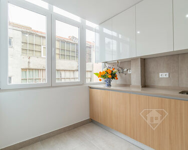 Apartamento T2, pronto a habitar e com cozinha equipada, em Queluz