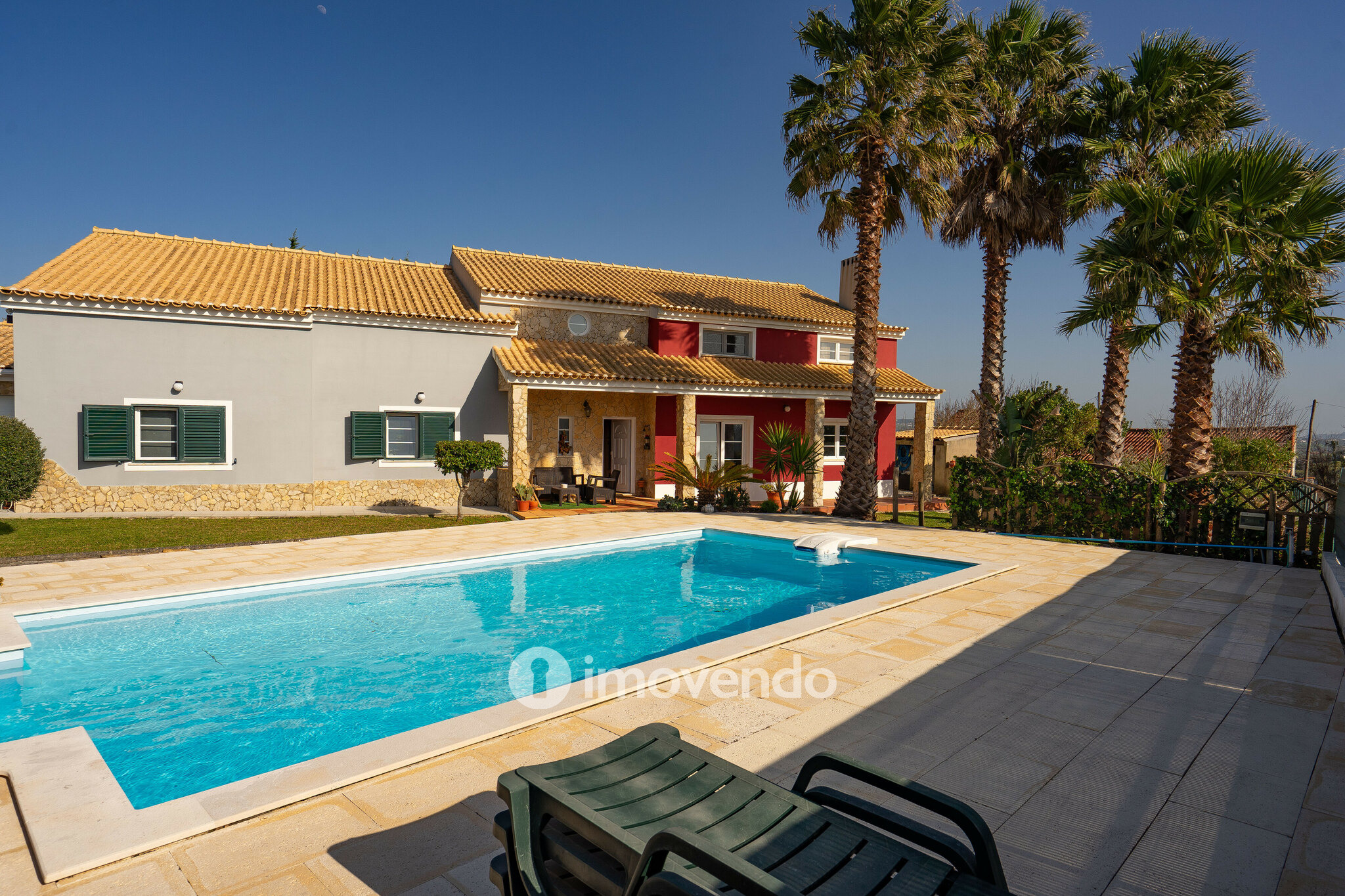 Moradia T3+1 com terreno com jardim, piscina e garagem, em Alenquer