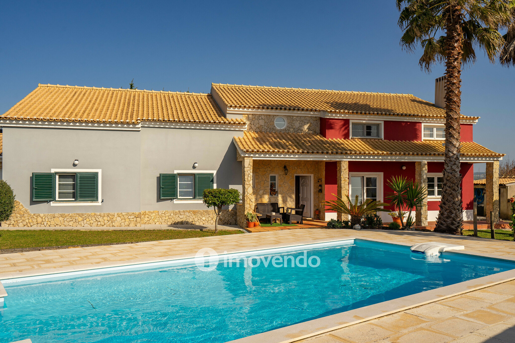 Moradia T3+1 com terreno com jardim, piscina e garagem, em Alenquer