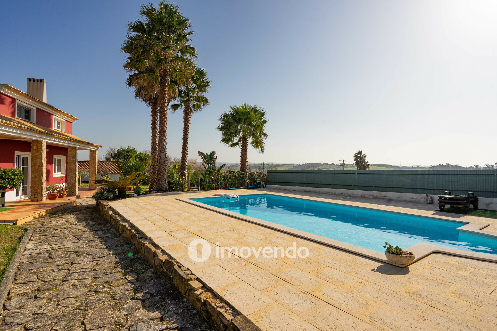 Moradia T3+1 com terreno com jardim, piscina e garagem, em Alenquer