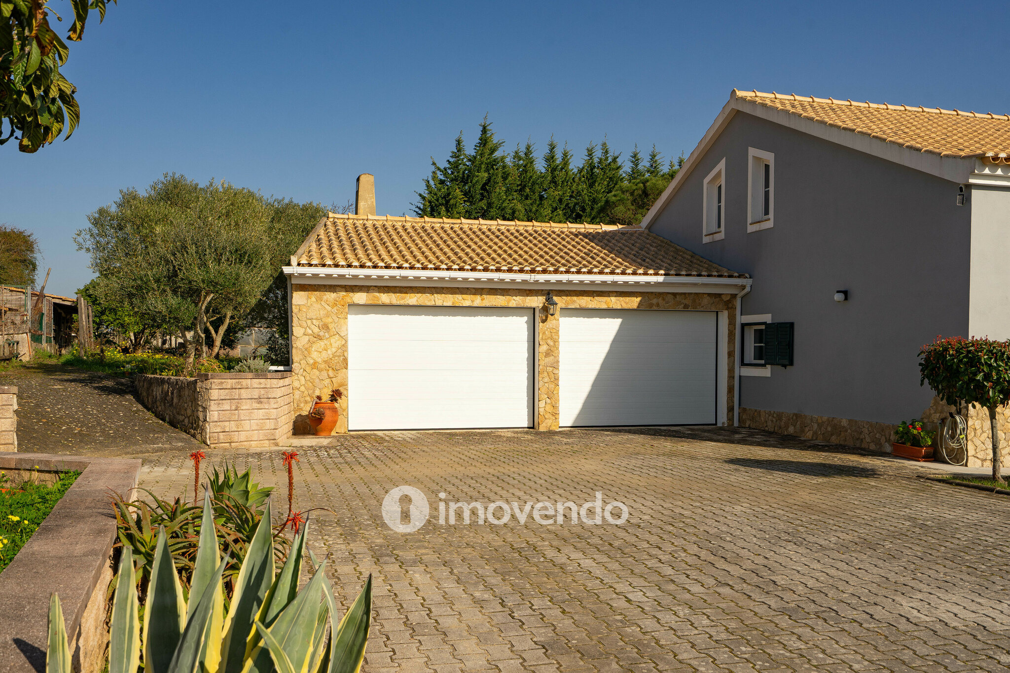 Moradia T3+1 com terreno com jardim, piscina e garagem, em Alenquer