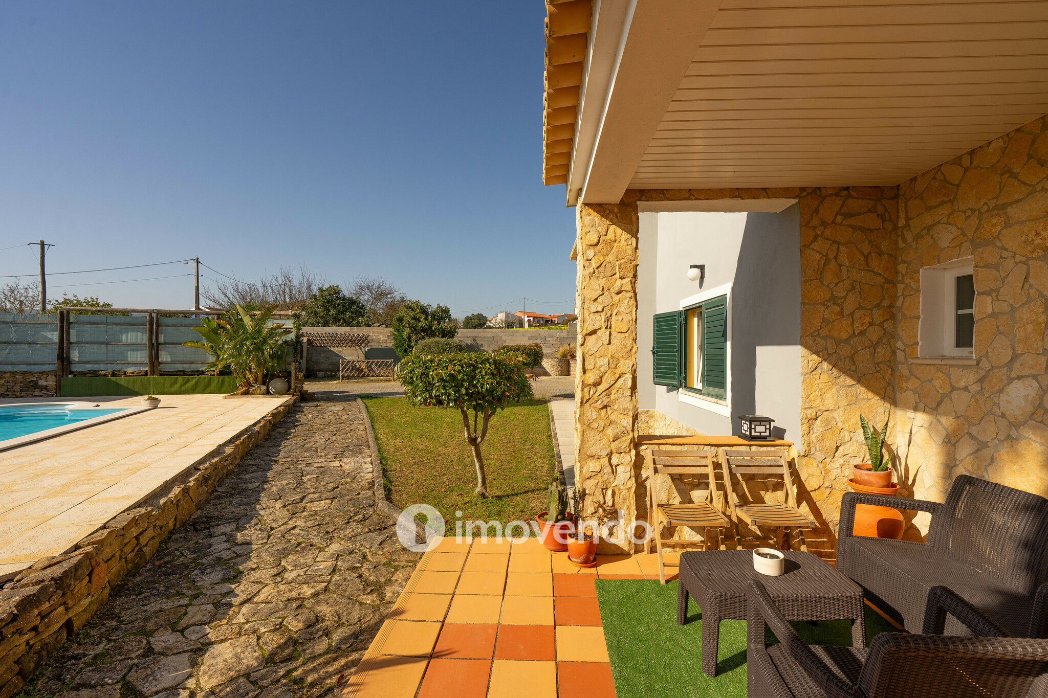 Moradia T3+1 com terreno com jardim, piscina e garagem, em Alenquer