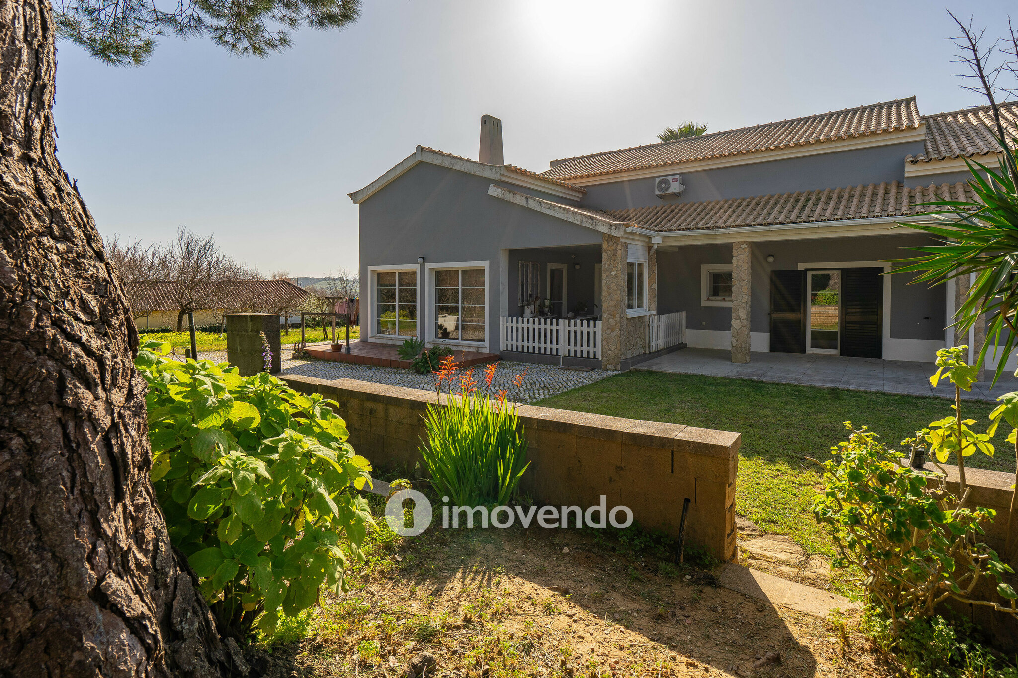 Moradia T3+1 com terreno com jardim, piscina e garagem, em Alenquer