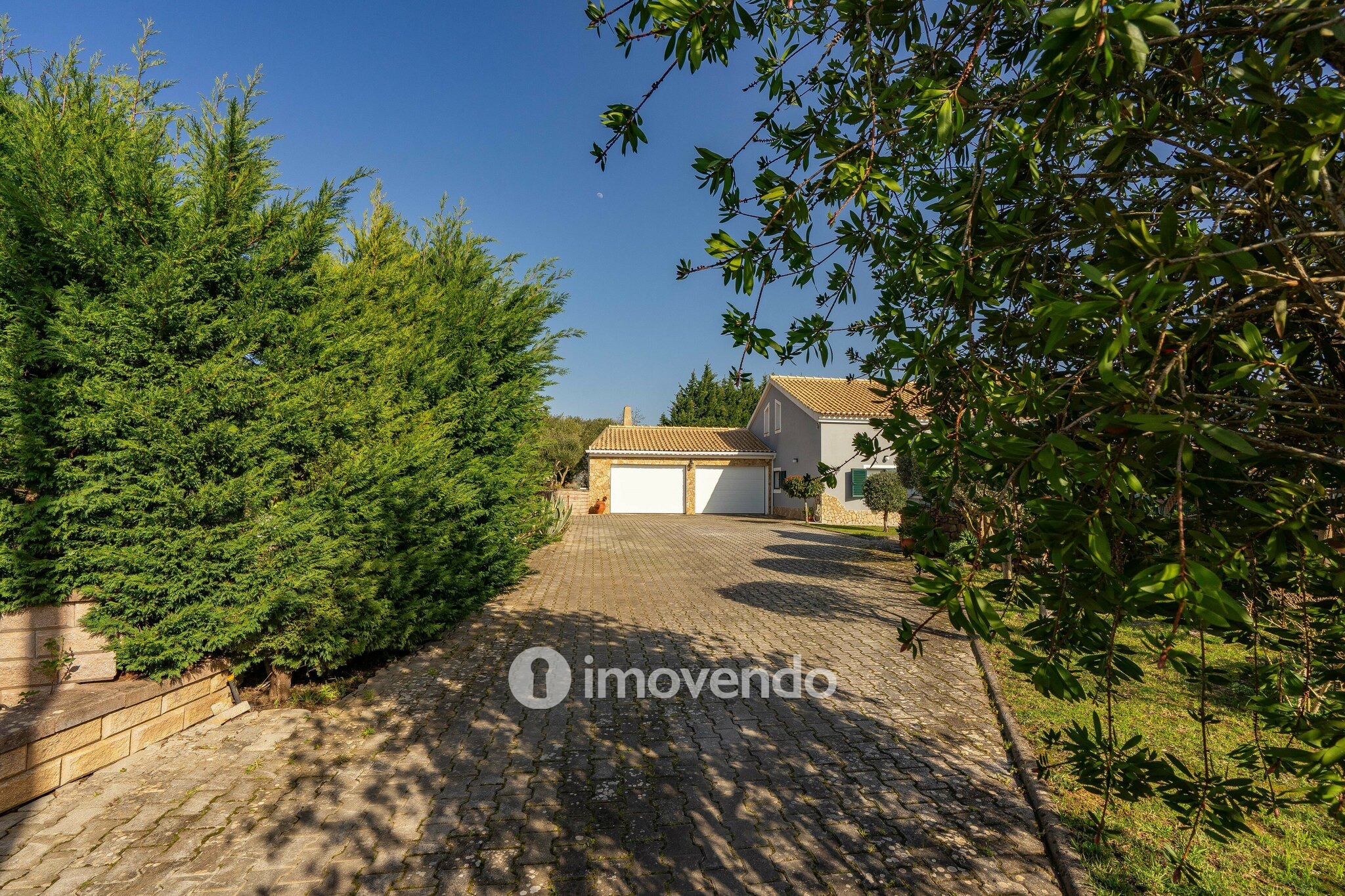 Moradia T3+1 com terreno com jardim, piscina e garagem, em Alenquer