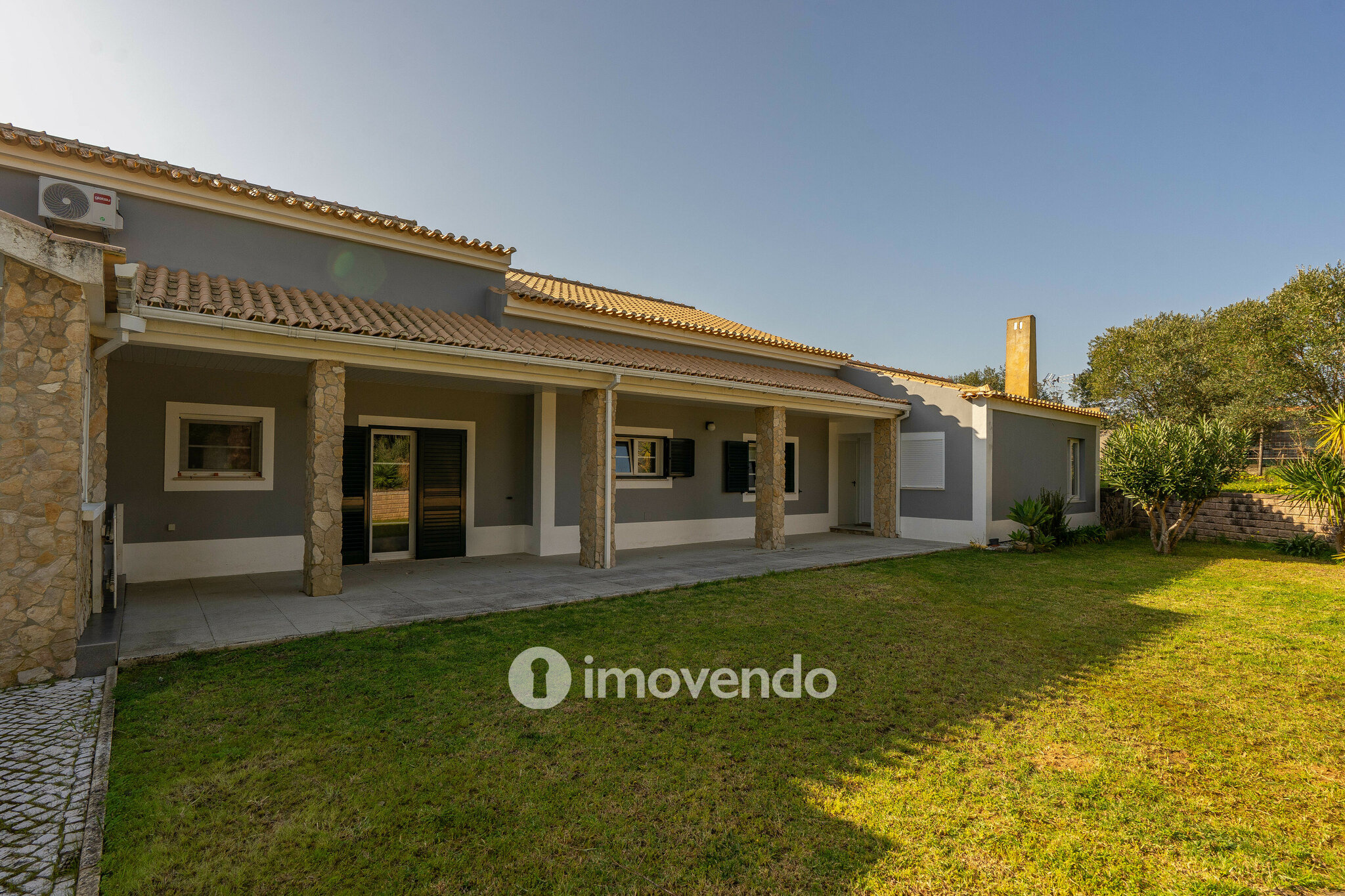 Moradia T3+1 com terreno com jardim, piscina e garagem, em Alenquer