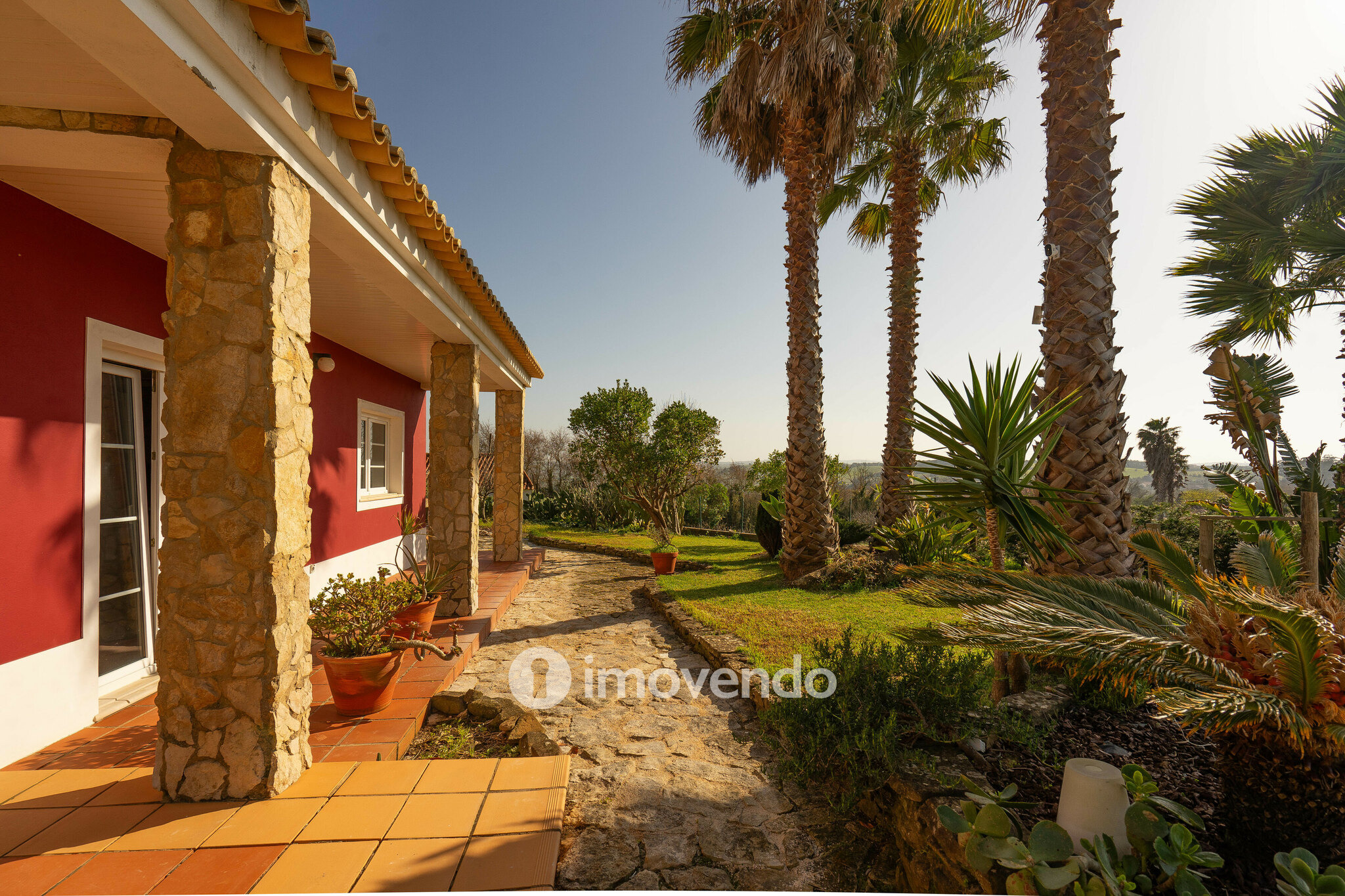 Moradia T3+1 com terreno com jardim, piscina e garagem, em Alenquer