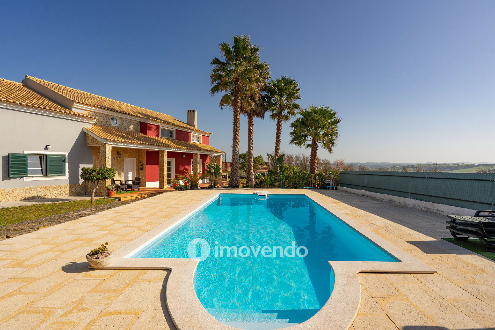 Moradia T3+1 com terreno com jardim, piscina e garagem, em Alenquer