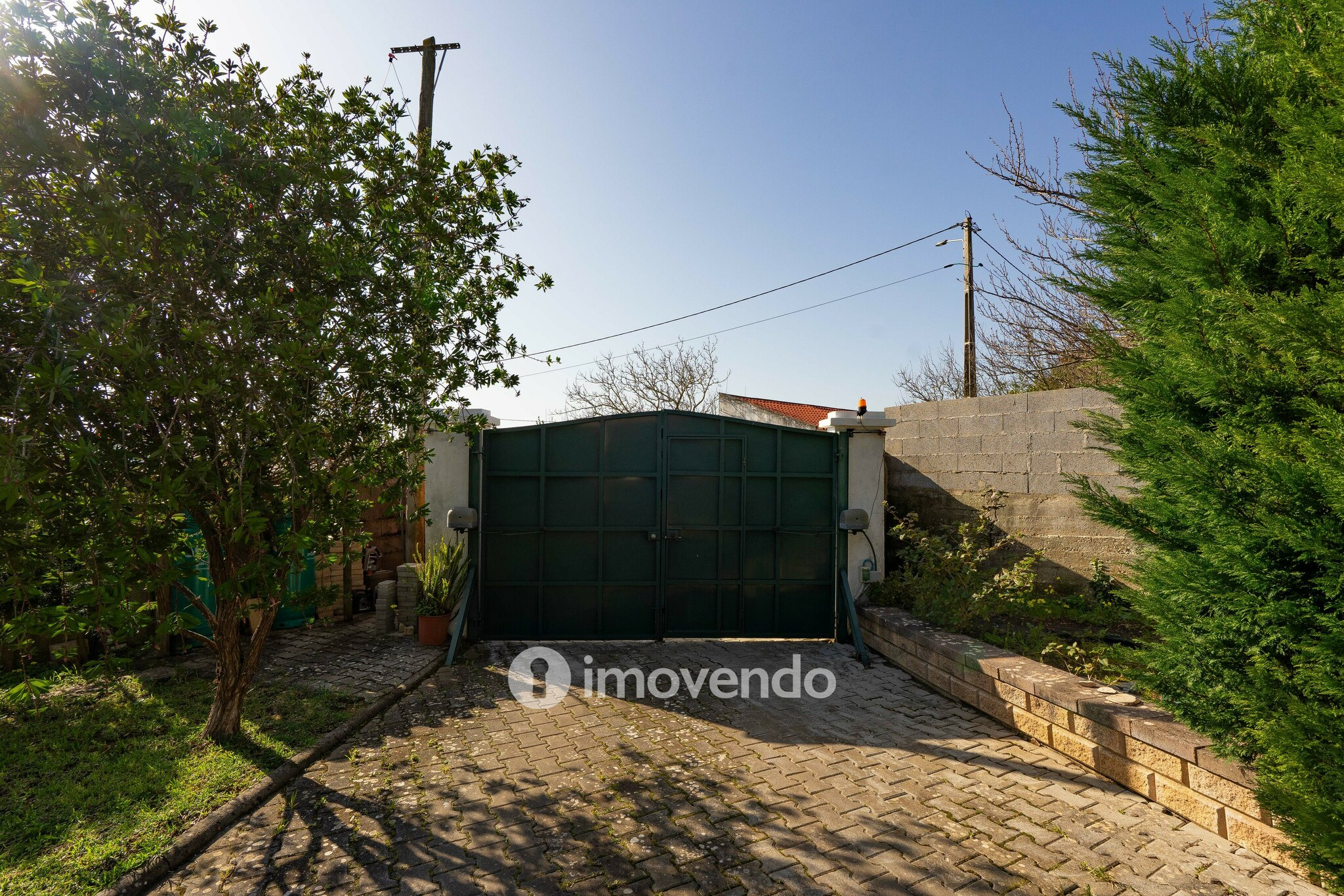 Moradia T3+1 com terreno com jardim, piscina e garagem, em Alenquer