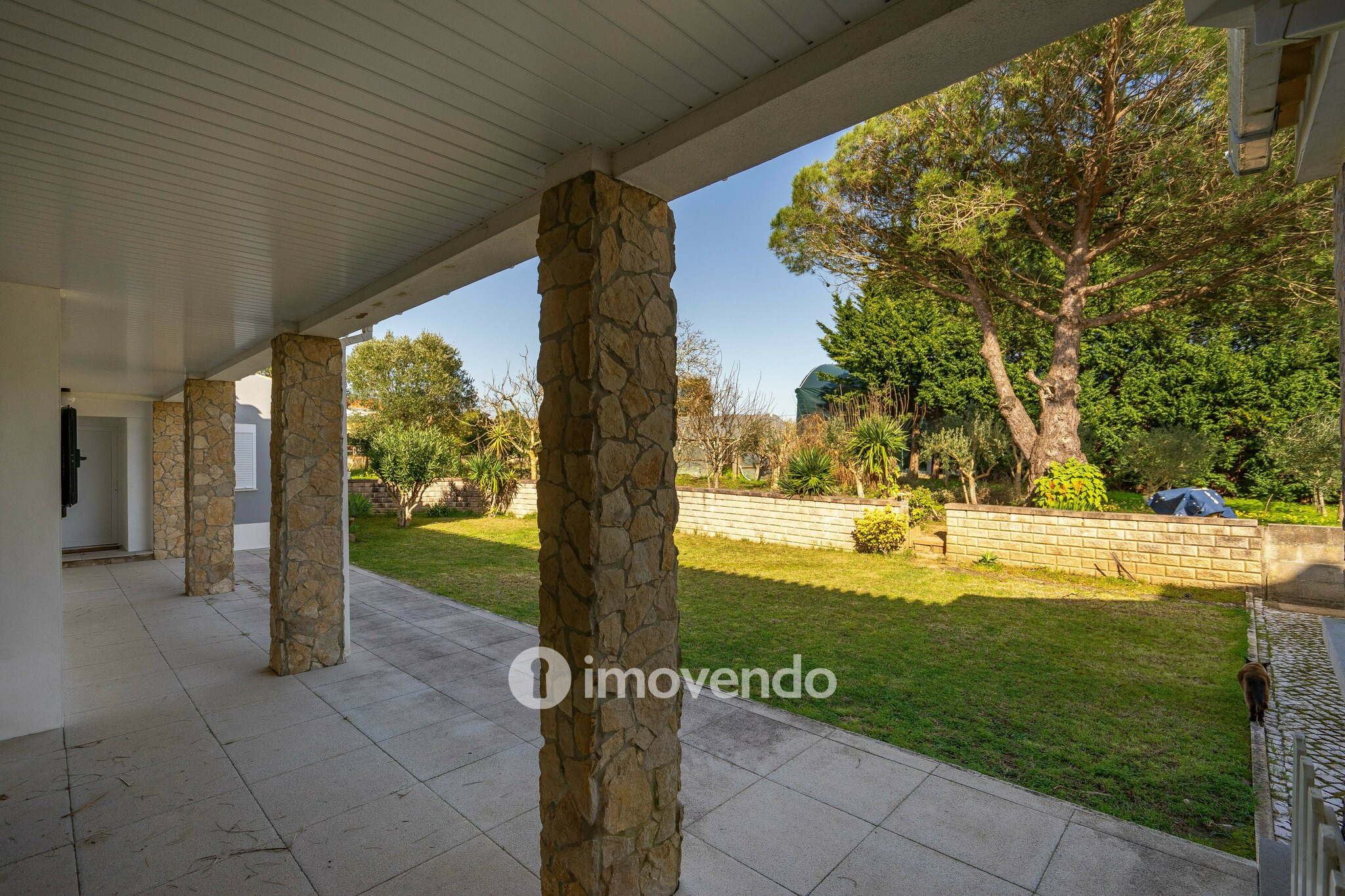 Moradia T3+1 com terreno com jardim, piscina e garagem, em Alenquer