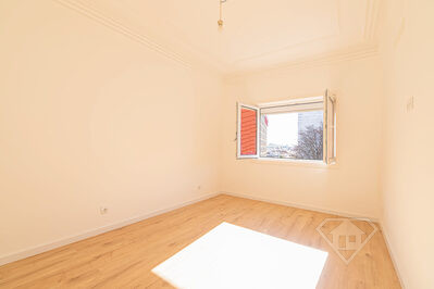Apartamento T4 remodelado, com cozinha equipada, na Avenida João XXI
