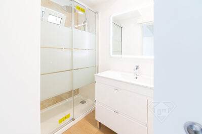 Apartamento T4 remodelado, com cozinha equipada, na Avenida João XXI