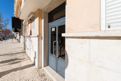 Apartamento T4 remodelado, com cozinha equipada, na Avenida João XXI