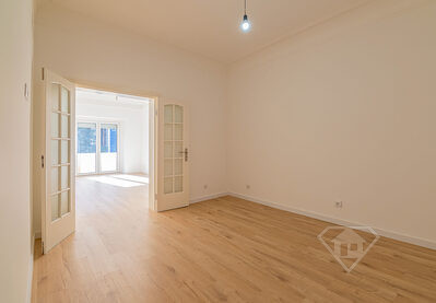 Apartamento T4 remodelado, com cozinha equipada, na Avenida João XXI