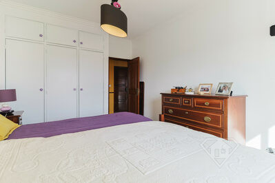 Apartamento T2, com áreas amplas e bons acabamentos, na Abrunheira