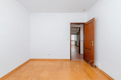 Moradia T3 remodelada, com cave com salão e jardim, em Fernão Ferro