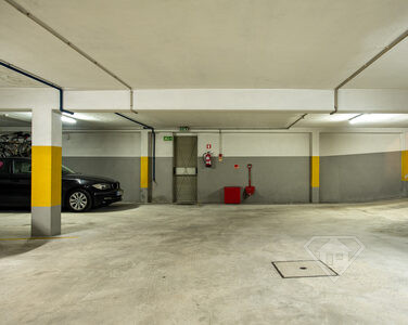 Apartamento T2+1, com estacionamento, no Porto