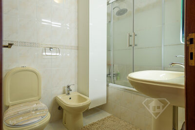 Apartamento T3 Duplex, com cozinha equipada e estacionamento, no Porto