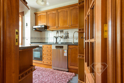 Apartamento T3 Duplex, com cozinha equipada e estacionamento, no Porto