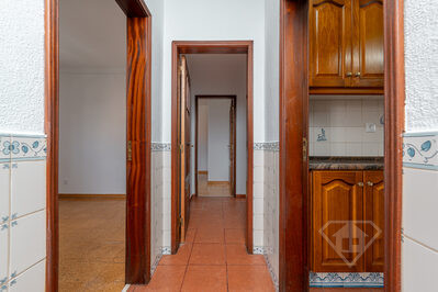 Moradia T3 remodelada, com cave com salão e jardim, em Fernão Ferro