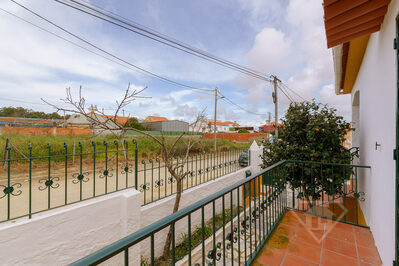 Moradia T3 remodelada, com cave com salão e jardim, em Fernão Ferro