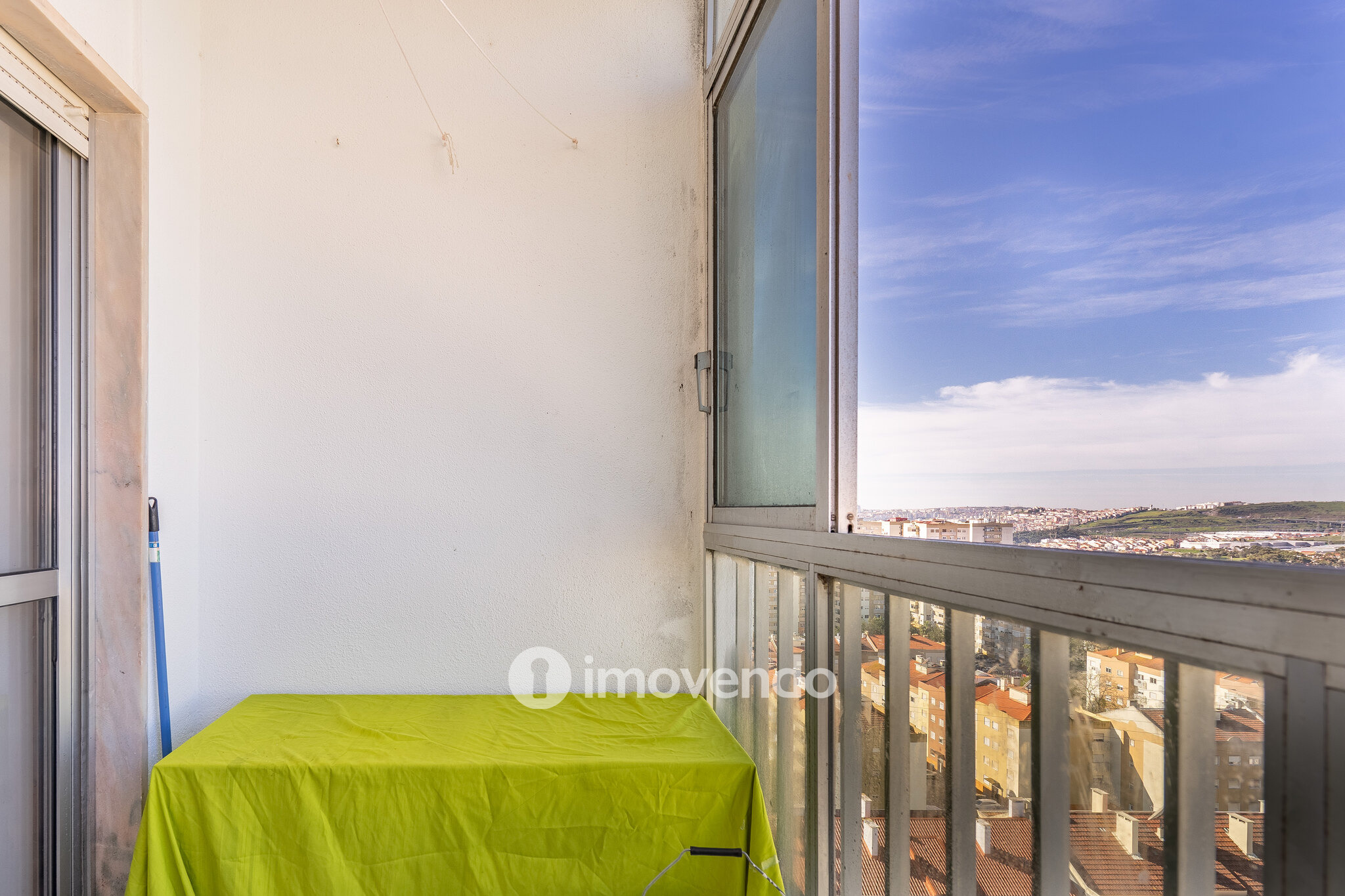 Apartamento T2 com vistas desafogadas, em Odivelas