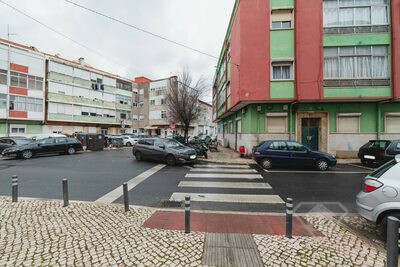 Apartamento T2 com lugar de estacionamento e áreas amplas, na Amadora
