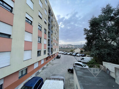 Apartamento T2 com lugar de estacionamento e áreas amplas, na Amadora