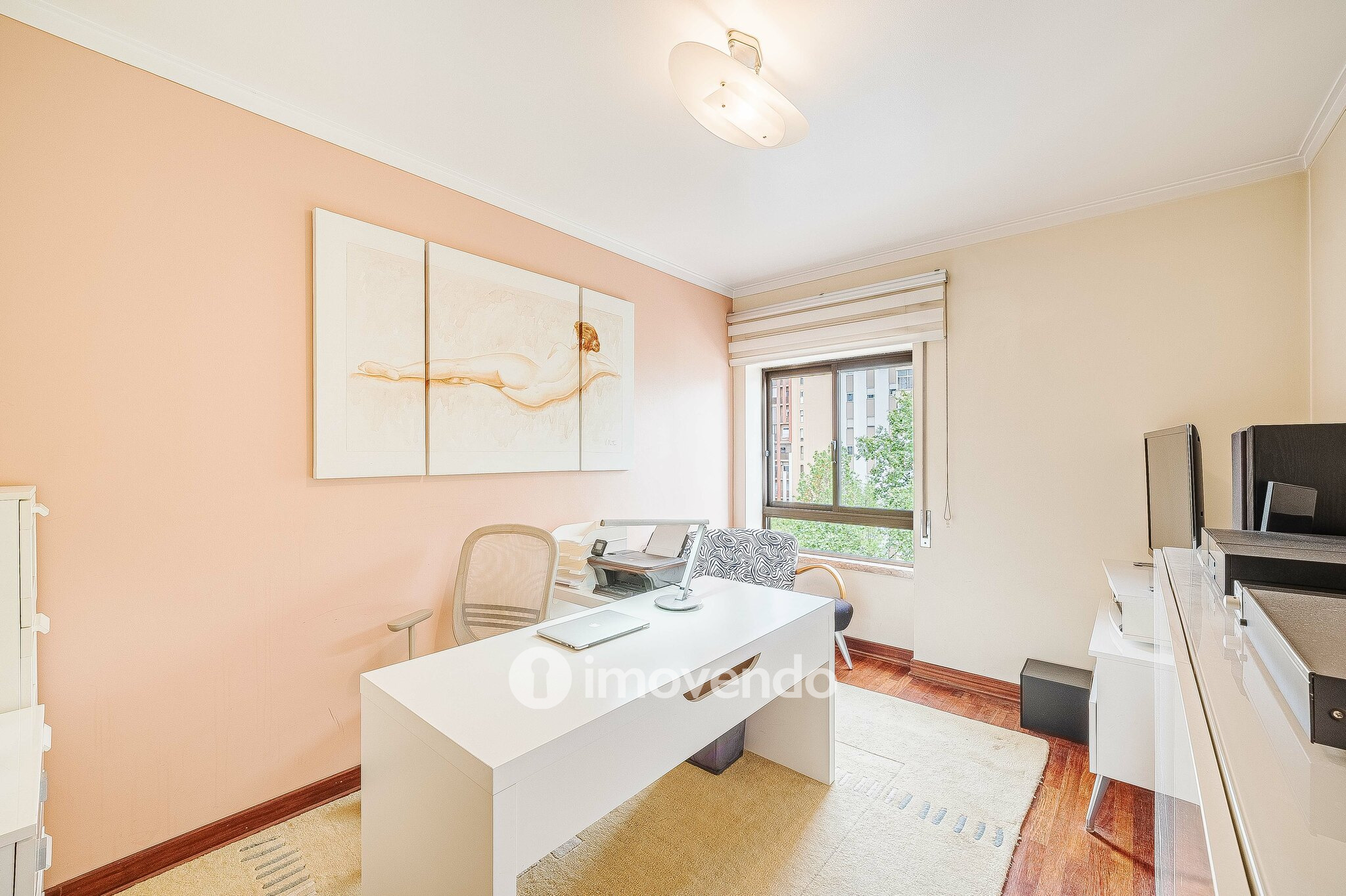Apartamento T4, com áreas generosas, em Almada