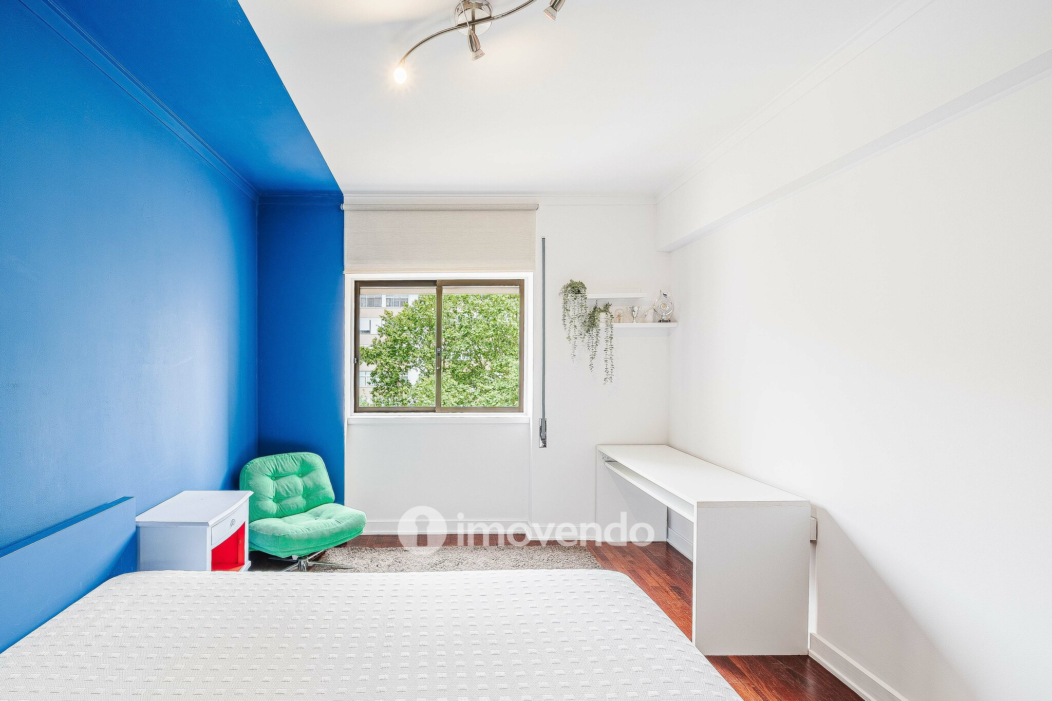 Apartamento T4, com áreas generosas, em Almada