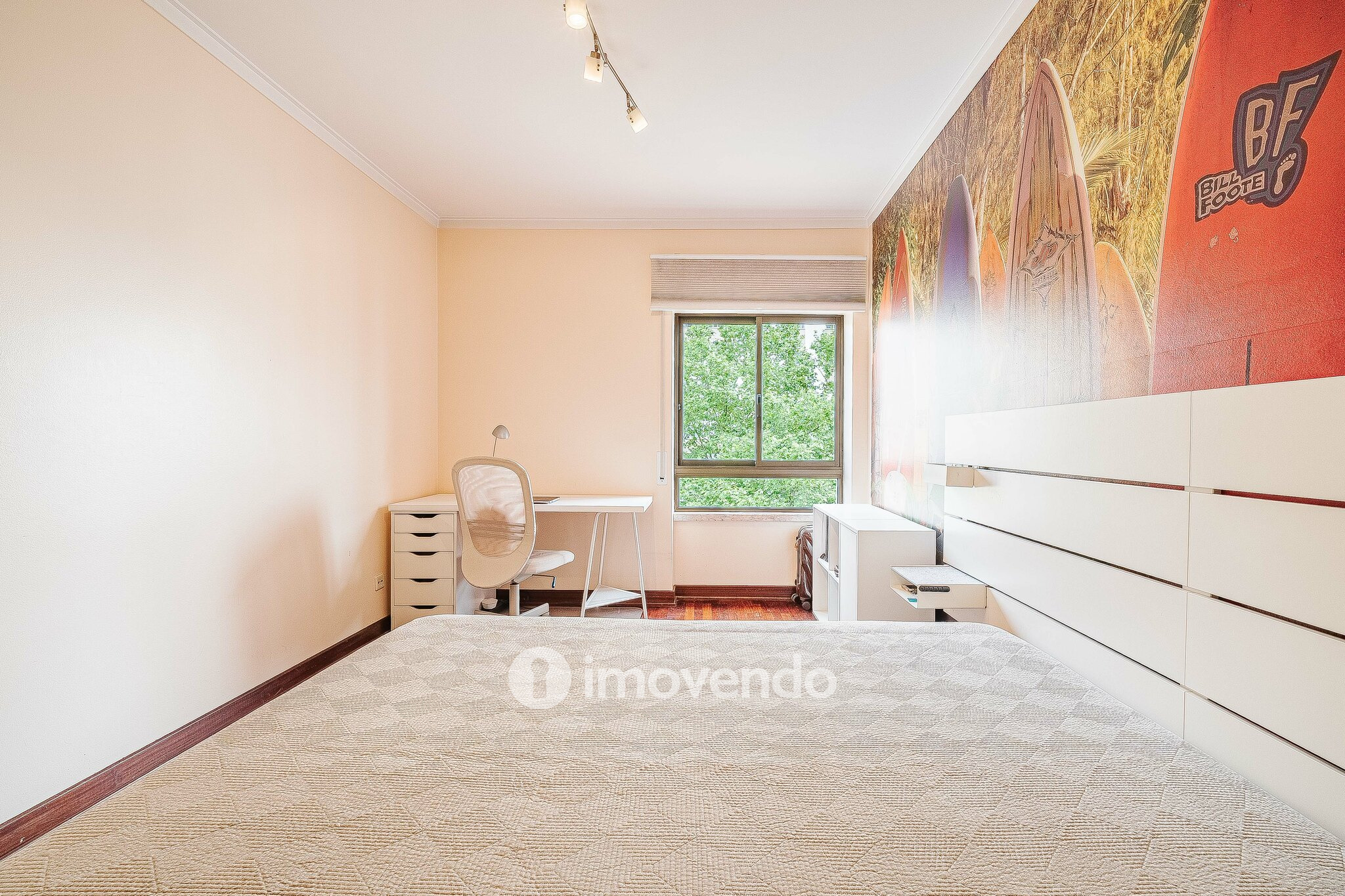 Apartamento T4, com áreas generosas, em Almada