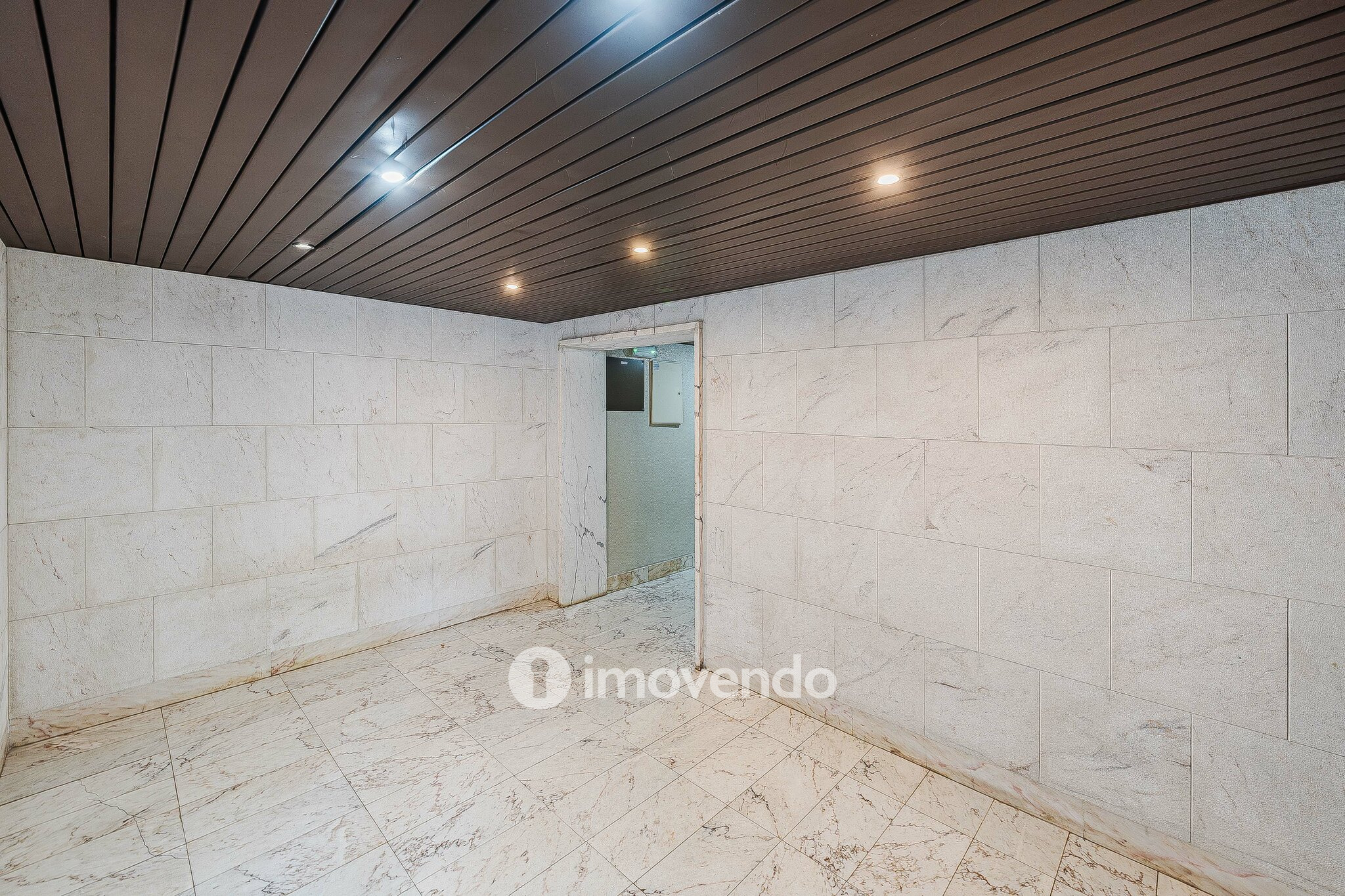 Apartamento T4, com áreas generosas, em Almada