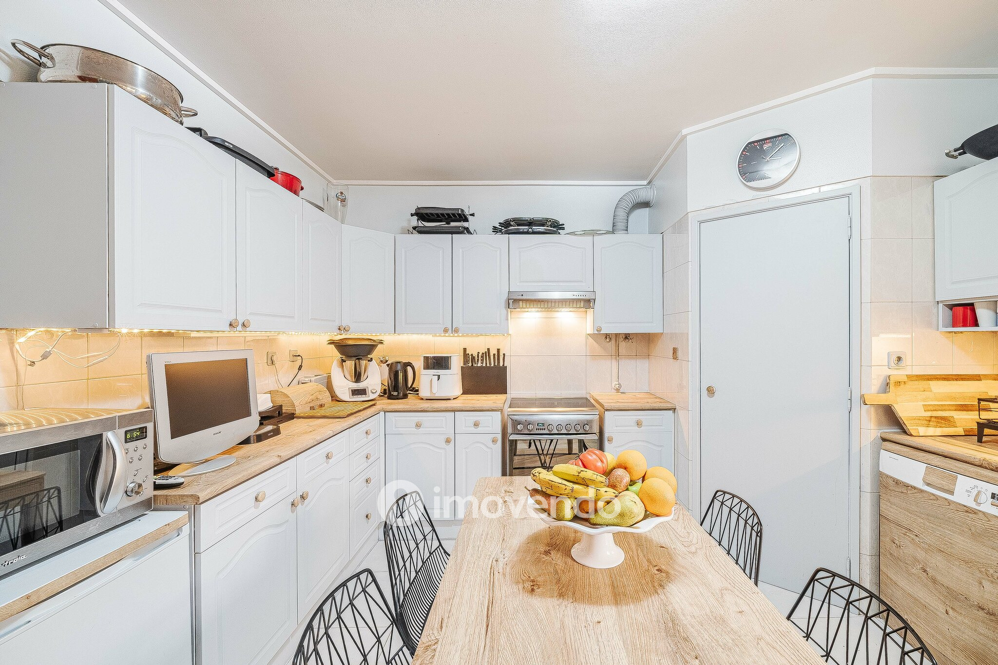 Apartamento T4, com áreas generosas, em Almada