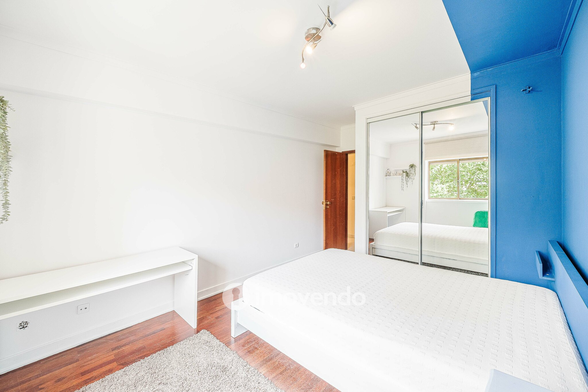Apartamento T4, com áreas generosas, em Almada
